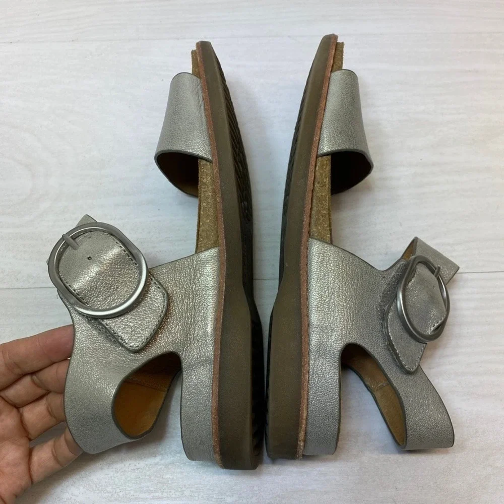 Sofft Womens 10M Sandal Flat Metallic Silver Leather Buckle SF0015897 Comfort